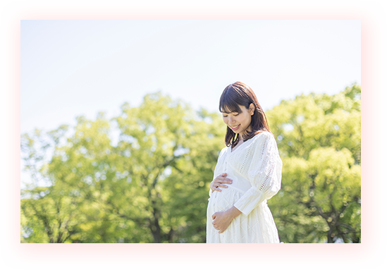 大きくなったお腹をさすっている妊婦さん